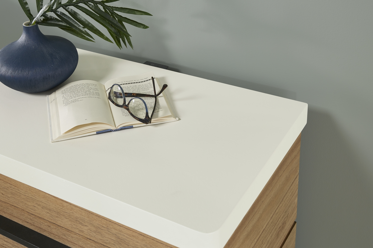 Bristol Bay Brown 8 Pc Upholstered Queen Bedroom - Thumbnail - Image 13