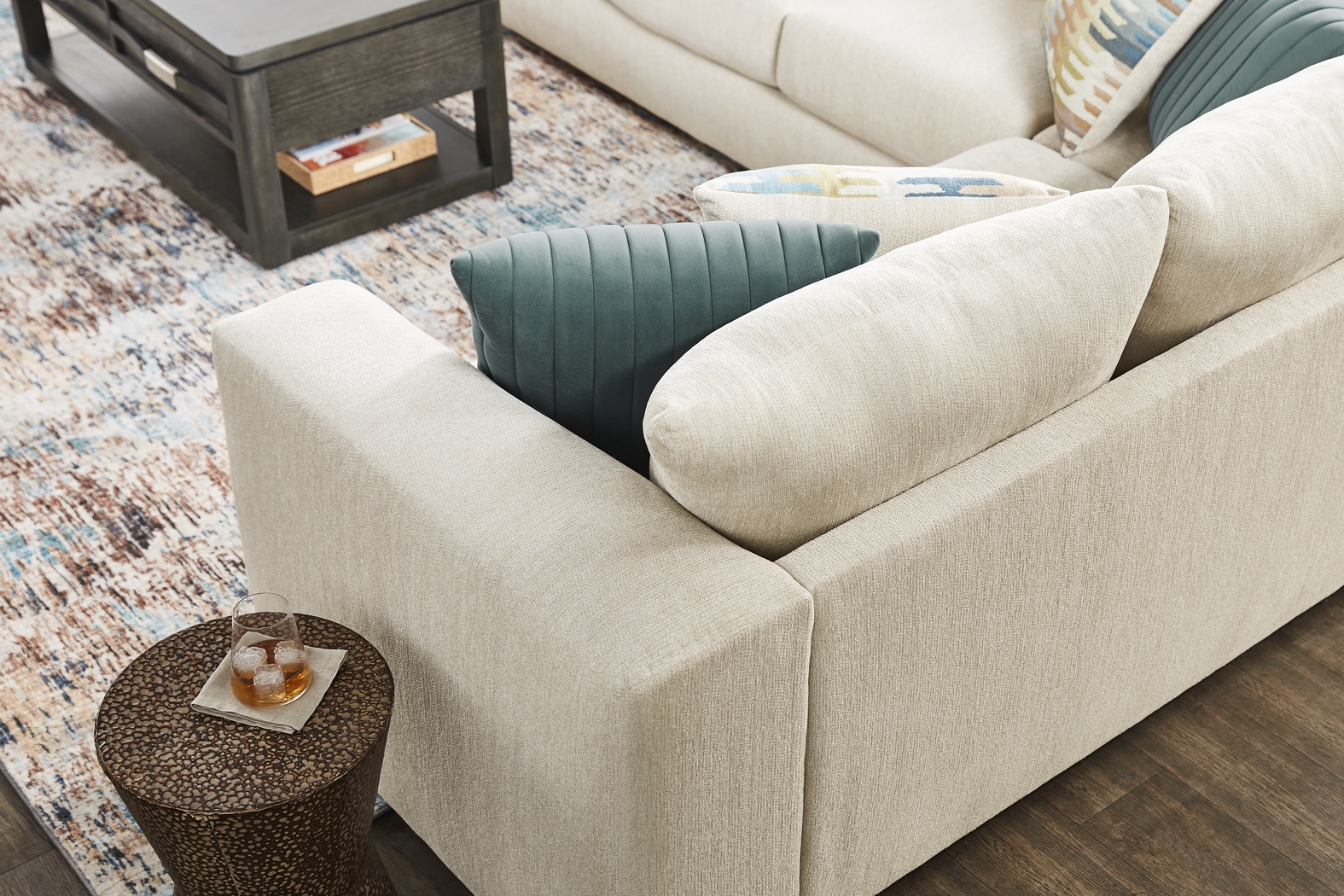 Brookeville White 5 Pc Sectional Living Room - Thumbnail - Image 5