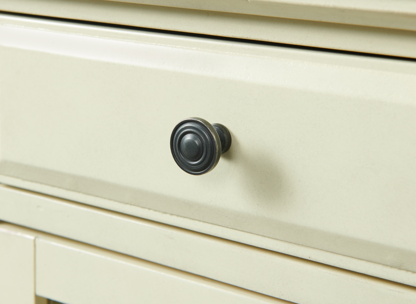 Bunyard White Chairside Table - Thumbnail - Image 6