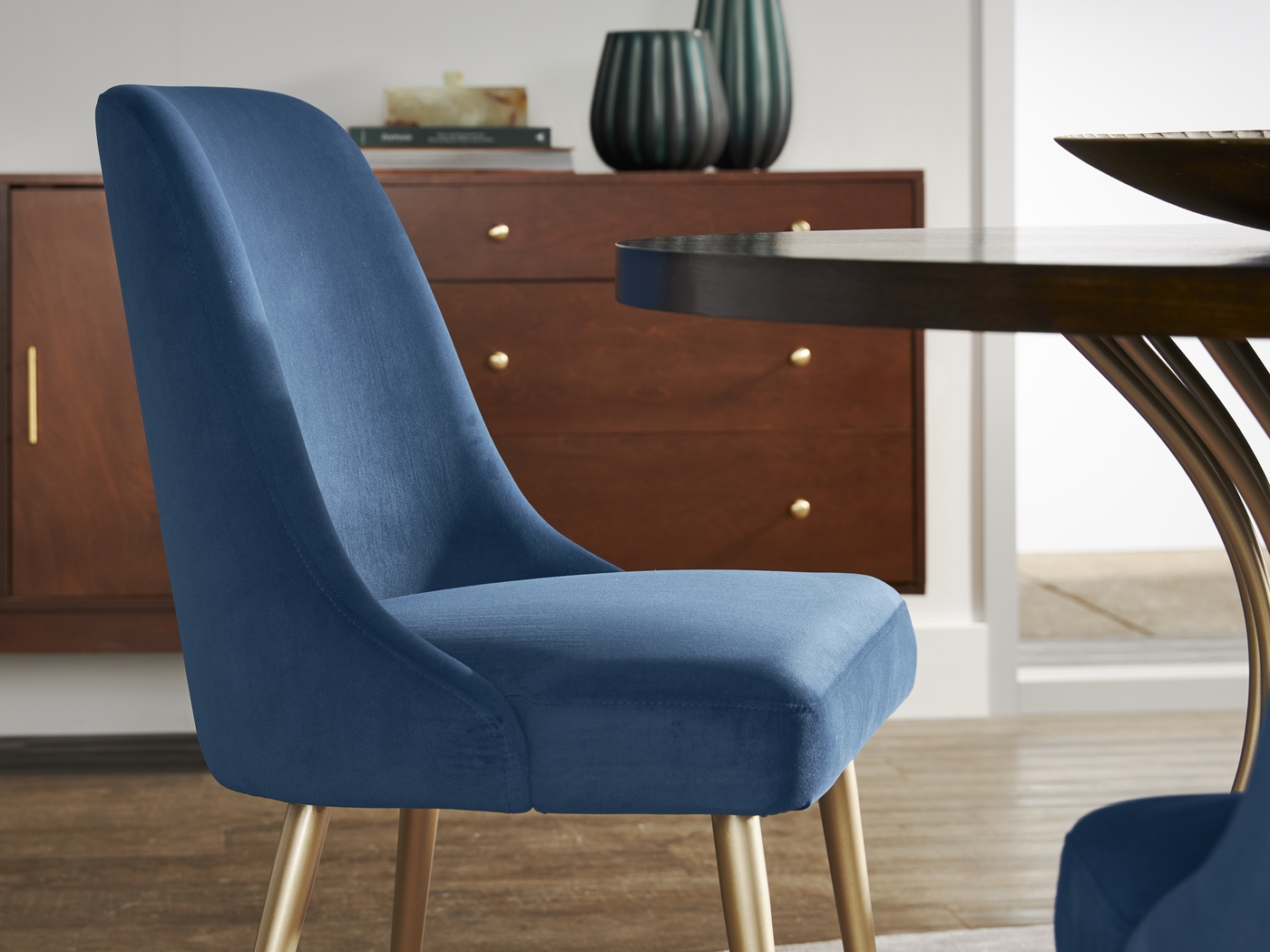 Calisi Brown 5 Pc Round Dining Room with Blue Chairs - Thumbnail - Image 9