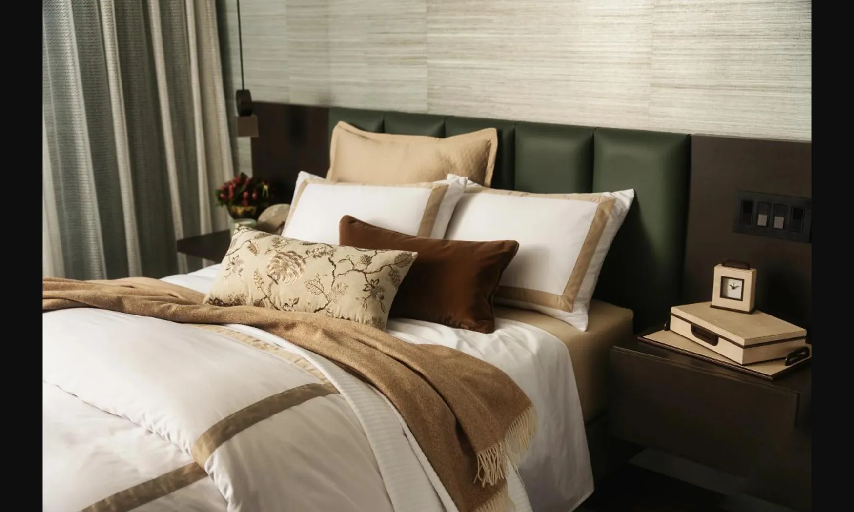 Calrolla Beige 4 Pc Queen Duvet Set - Thumbnail - Image 1