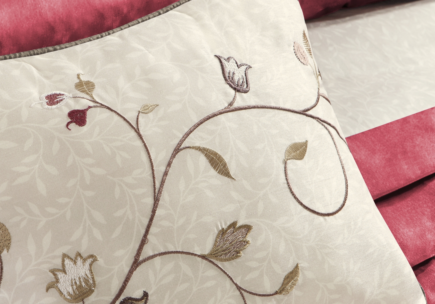 Carrigan Red 7 Pc King Comforter Set - Thumbnail - Image 4