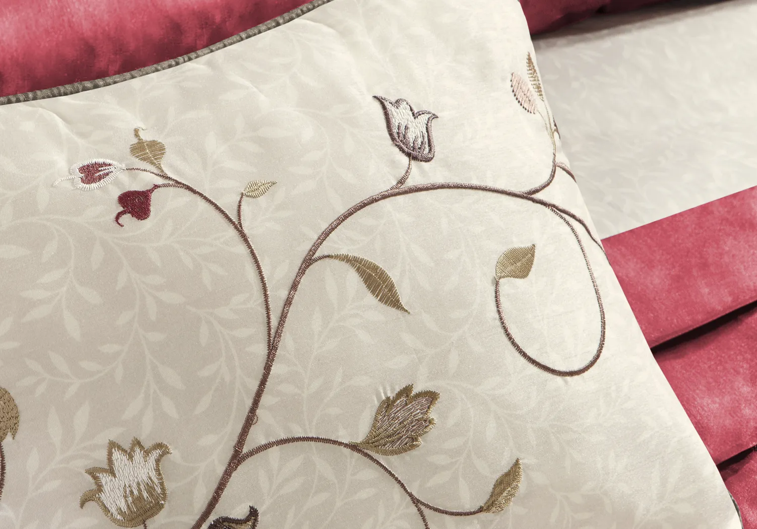 Carrigan Red 7 Pc Queen Comforter Set - Thumbnail - Image 4