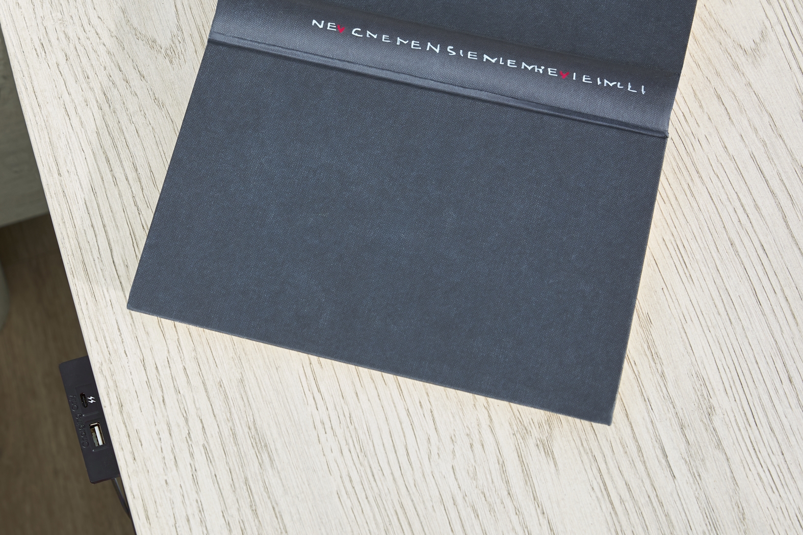 Caviar Cove White 7 Pc Queen Upholstered Bedroom - Thumbnail - Image 10