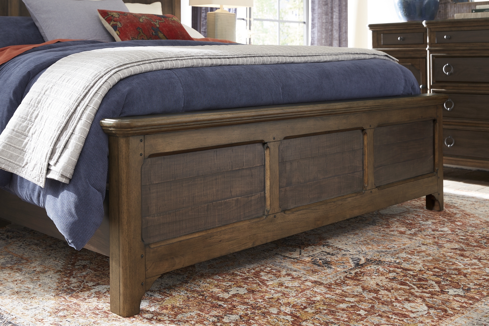 Chandler Hills Brown 5 Pc King Bedroom - Thumbnail - Image 3