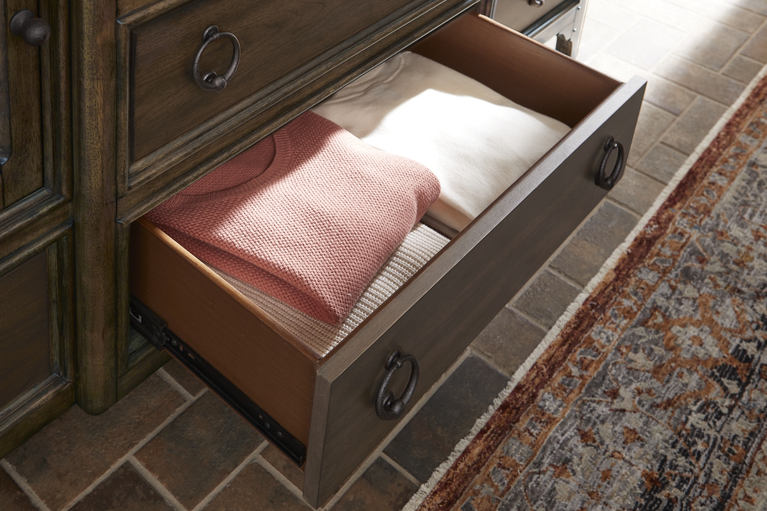 Chandler Hills Brown 5 Pc King Bedroom - Thumbnail - Image 8