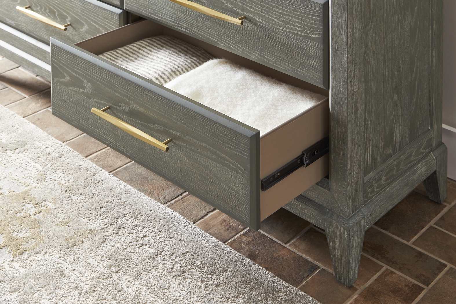 Kailey Park Charcoal 5 Pc Bedroom With Harlow Hill Gray Queen Upholstered Storage Bed - Thumbnail - Image 9