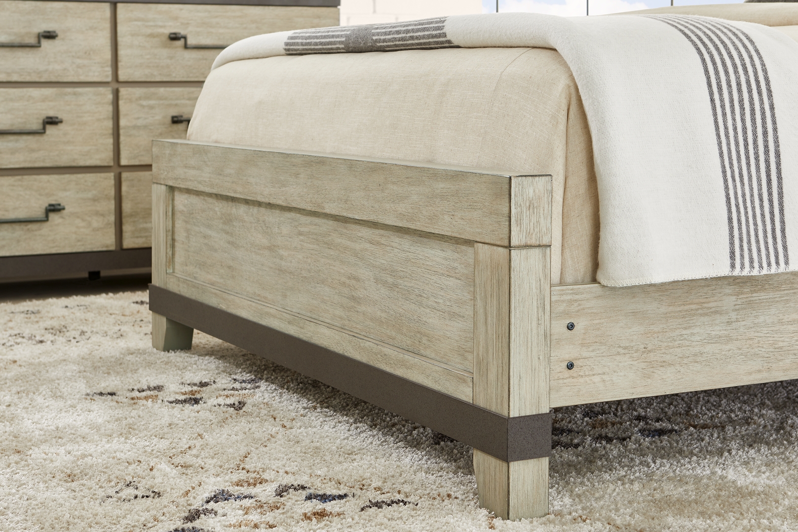 City Mill Sandstone 3 Pc Queen Panel Bed - Thumbnail - Image 2