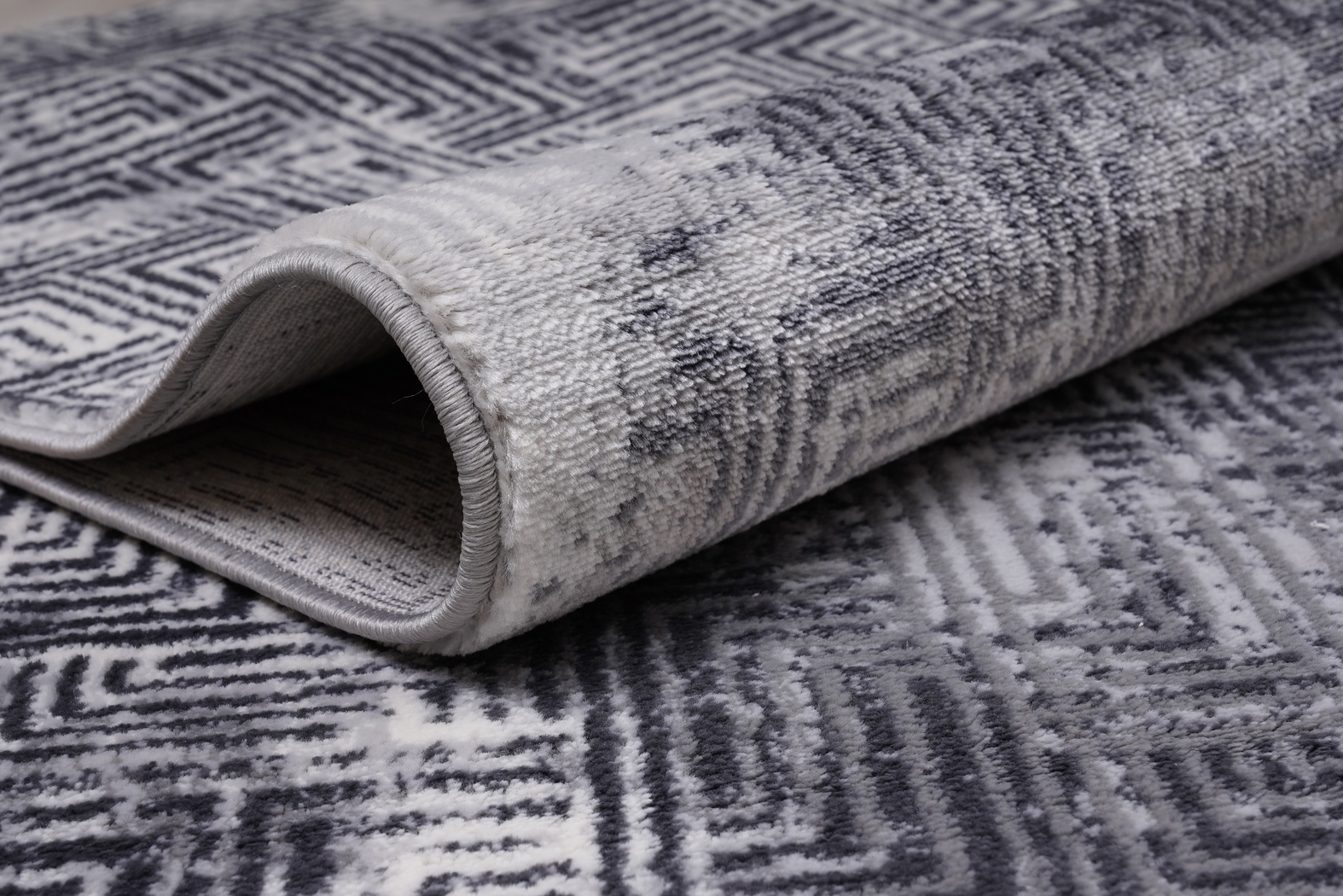 Closeburn Gray 5'3 x 7'6 Rug - Thumbnail - Image 4