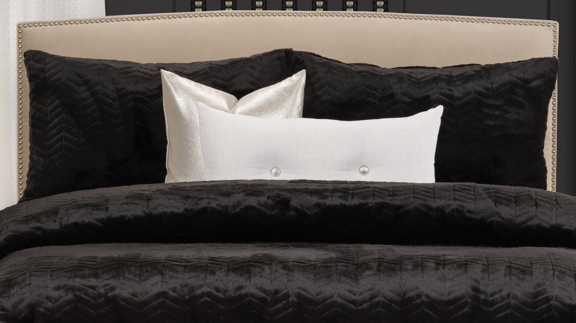Colaparchee Black 6pc King Duvet Cover Set - Thumbnail - Image 1