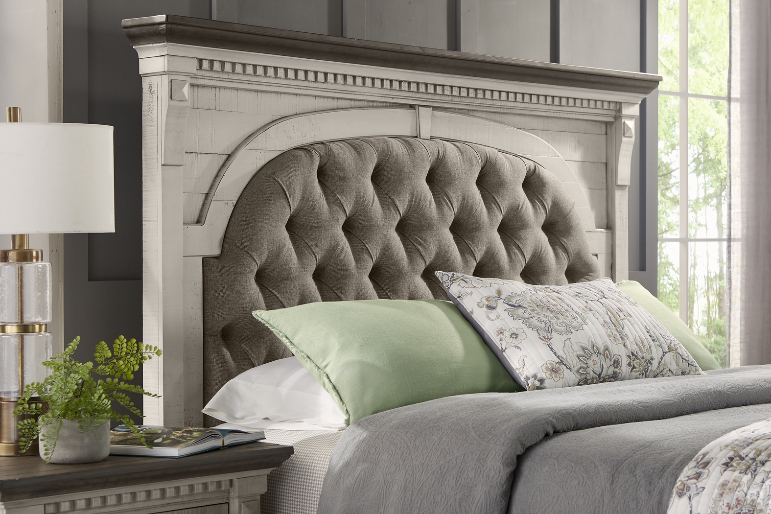 Crestwell Manor White 7 Pc King Upholstered Bedroom - Thumbnail - Image 4