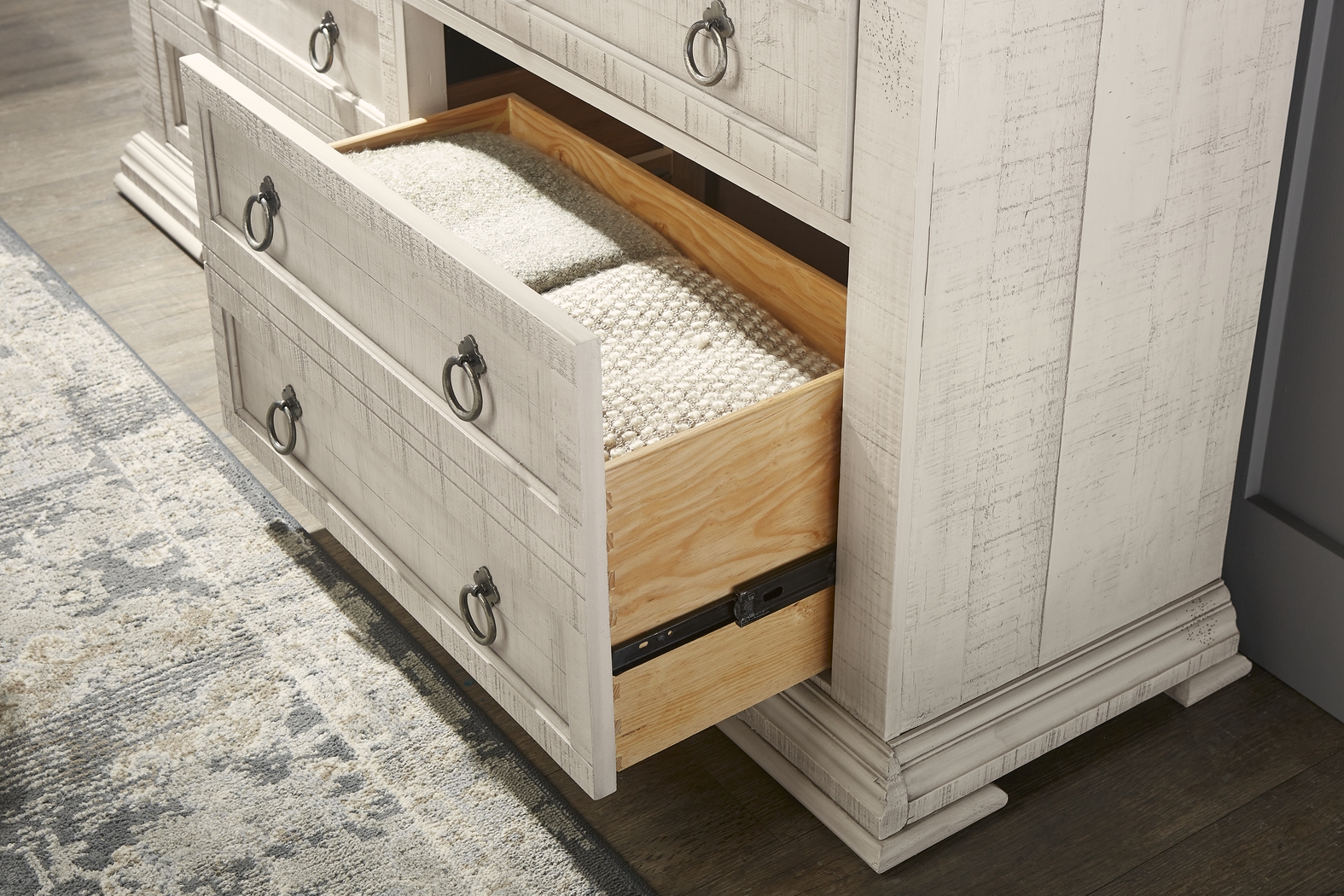 Crestwell Manor White 8 Pc King Bedroom - Thumbnail - Image 9