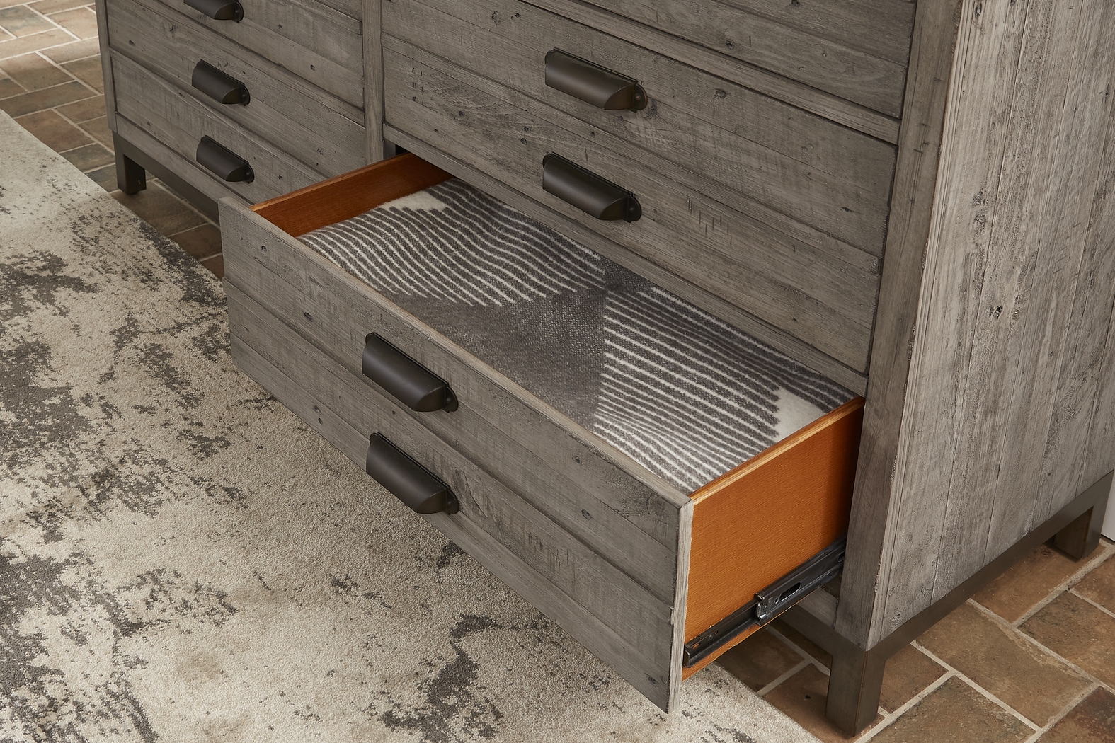 Crossgate Gray 7 Pc Queen Panel Bedroom - Thumbnail - Image 9