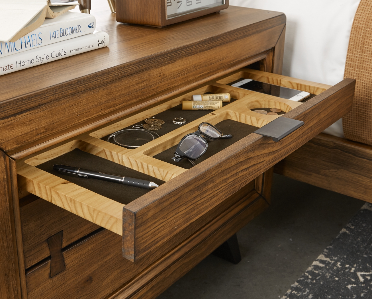 Dana Point Brown 5 Pc Queen Panel Bedroom - Thumbnail - Image 7