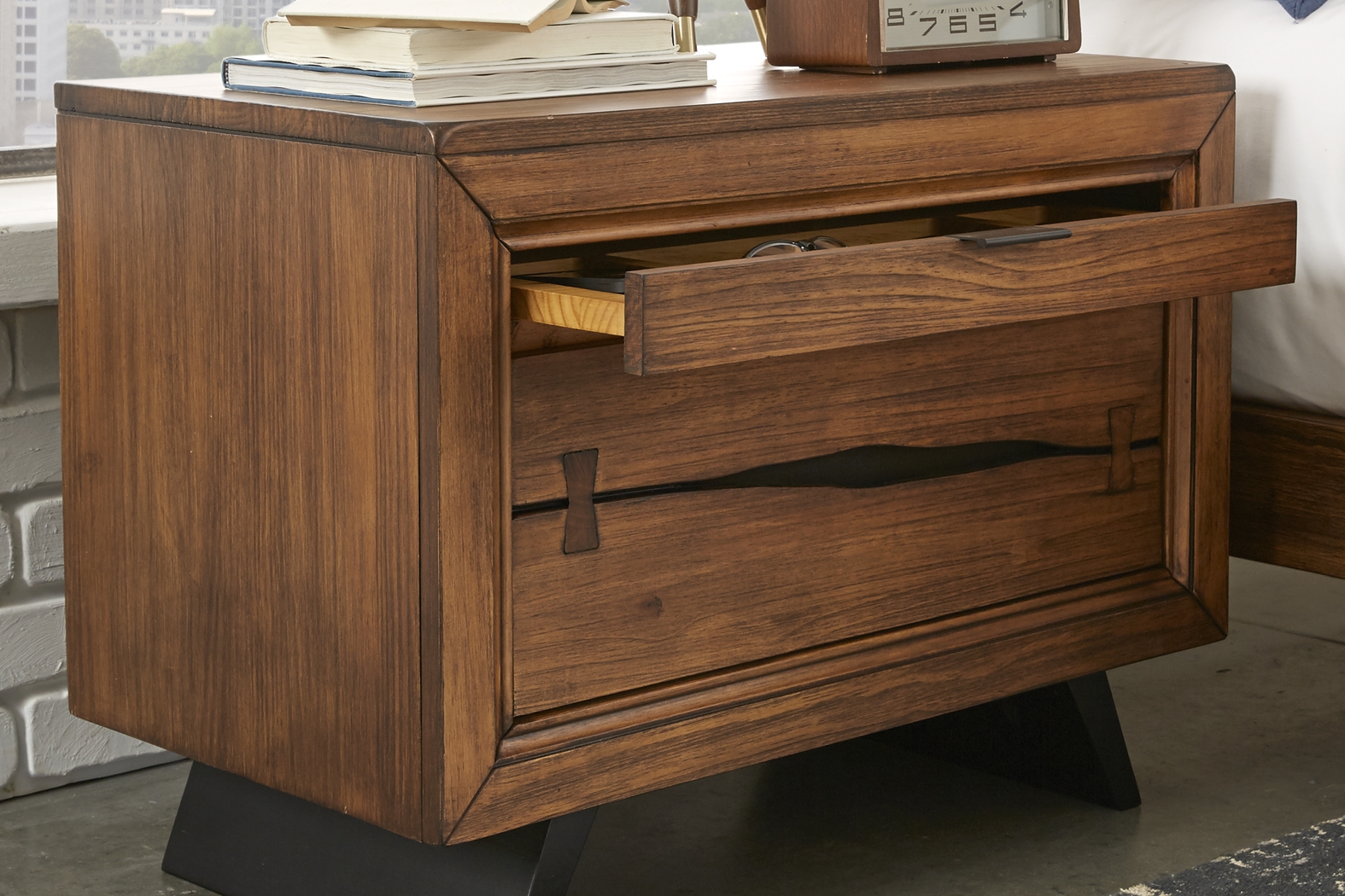 Dana Point Brown 5 Pc Queen Panel Bedroom - Thumbnail - Image 9