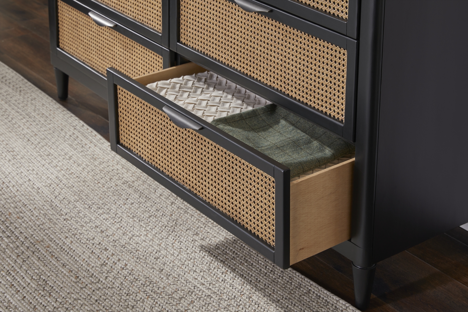 Deanwood Black 5 Pc Queen Woven Bedroom - Thumbnail - Image 5