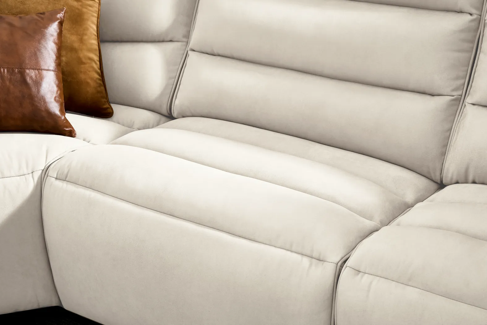 Del Mar Ivory 5 Pc Dual Power Sectional - Image 5