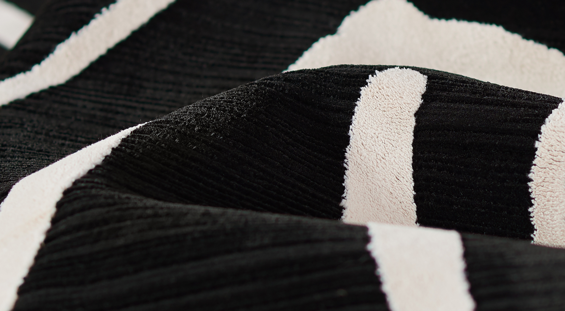 Dismon Black 3'11 x 5'7 Rug - Thumbnail - Image 7