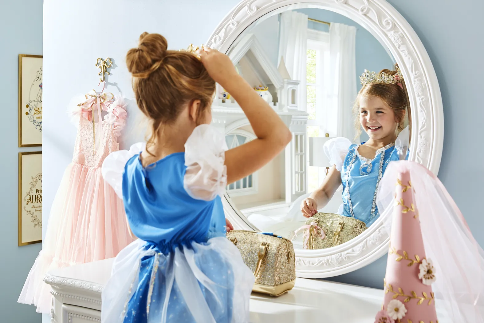 Disney Princess Sparkle White Full Upholstered Panel Bedroom - Thumbnail - Image 16