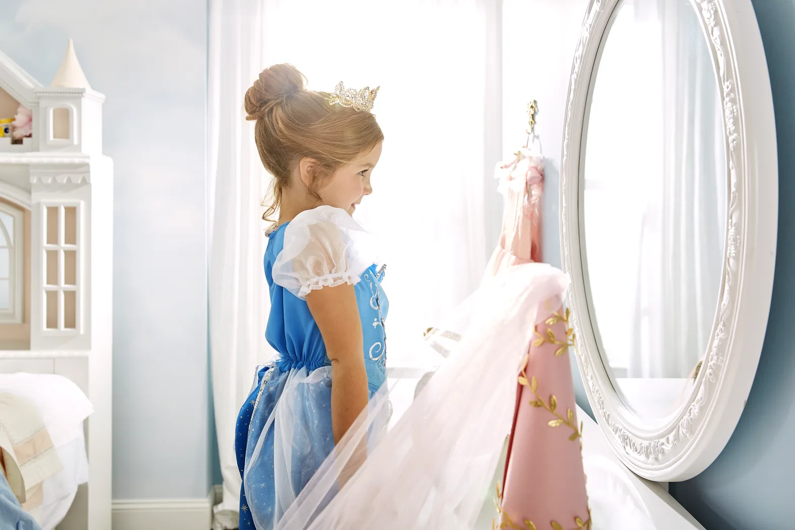 Disney Princess Sparkle White Full Upholstered Panel Bedroom - Thumbnail - Image 17