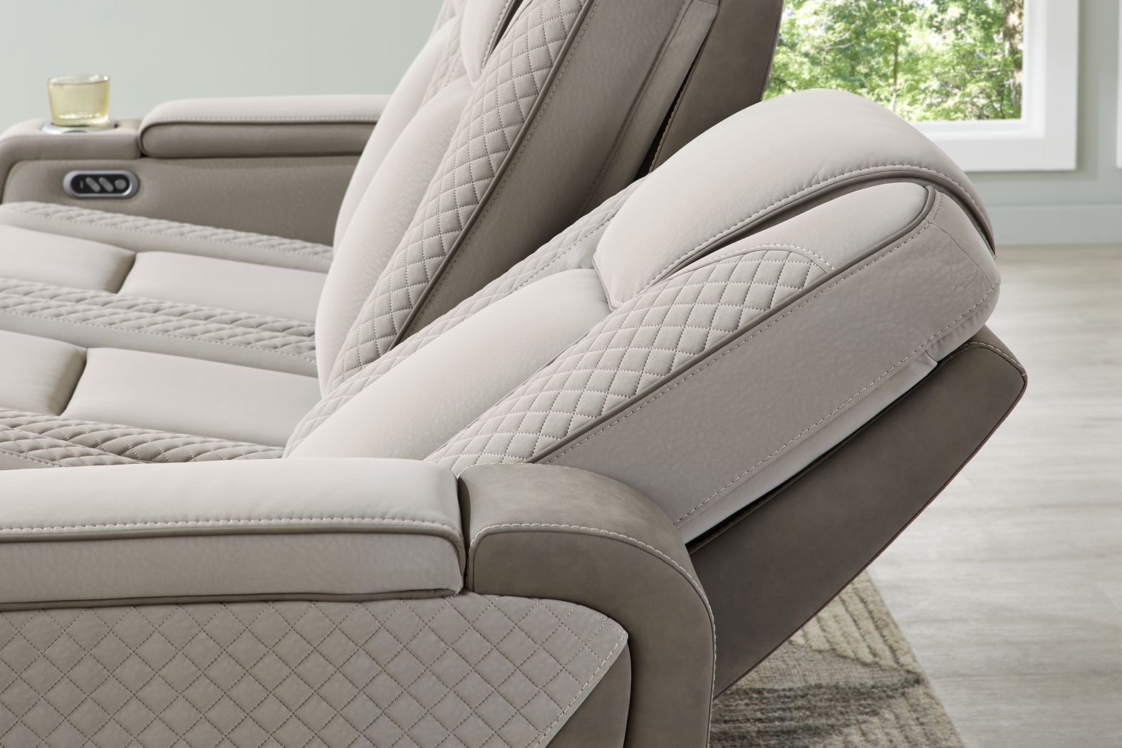 Donovan Park Gray 7 Pc Living Room with Dual Power Reclining Sofa - Thumbnail - Image 7