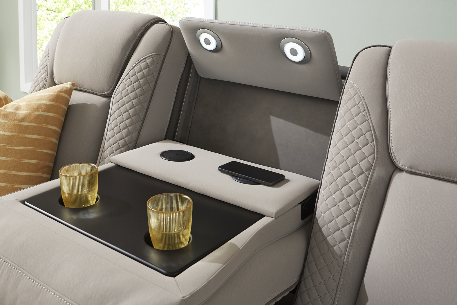 Donovan Park Gray 7 Pc Living Room with Dual Power Reclining Sofa - Thumbnail - Image 9