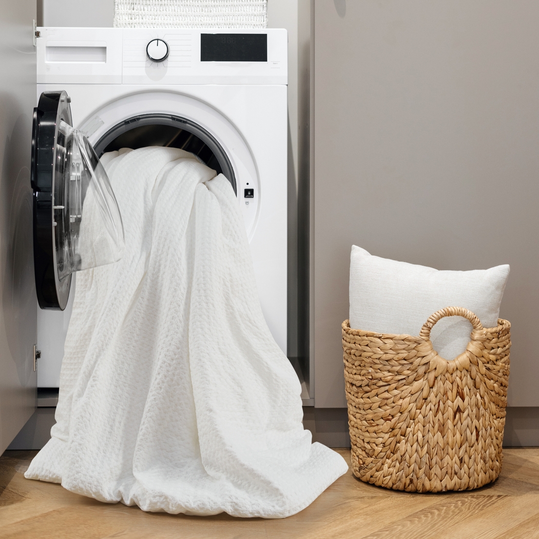 Drysdalea White Full/Queen 3 Pc Duvet Set - Thumbnail - Image 11