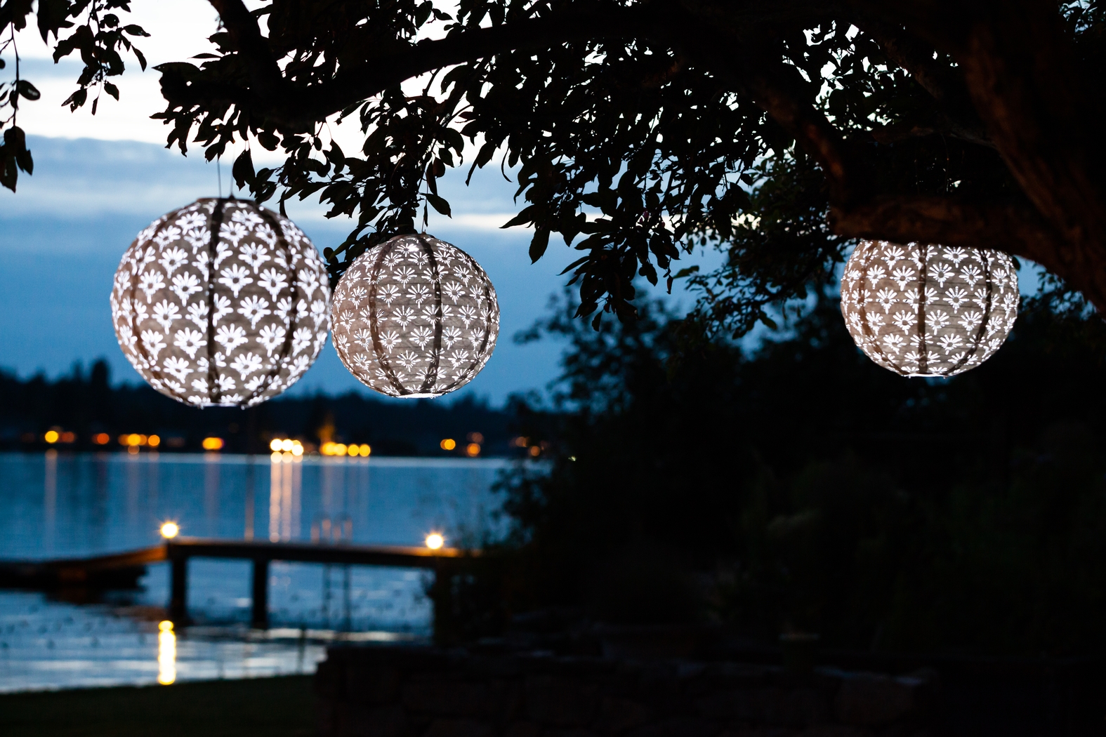 Eger Club Outdoor White Solar Lantern - Thumbnail - Image 4