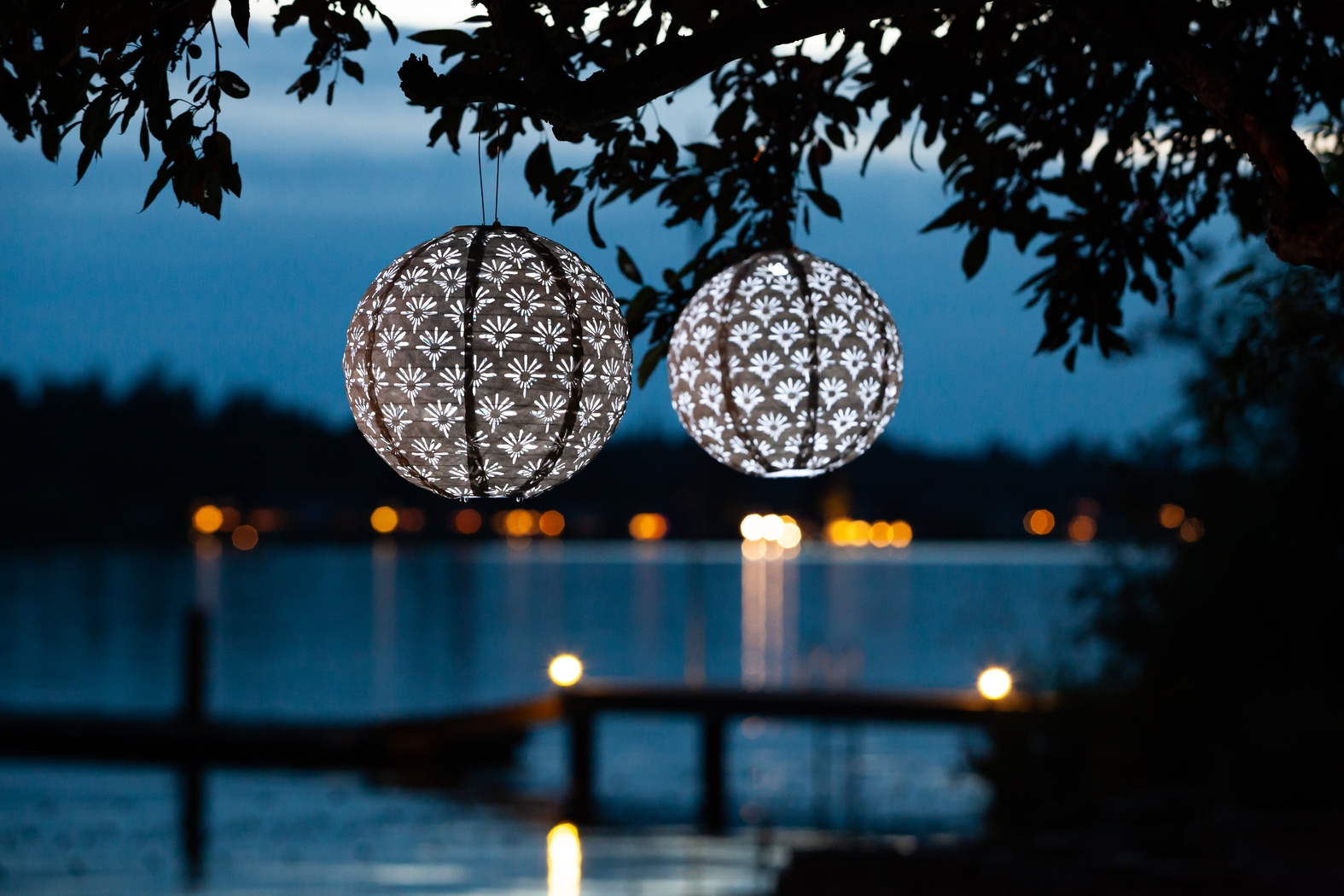 Eger Club Outdoor White Solar Lantern - Thumbnail - Image 5