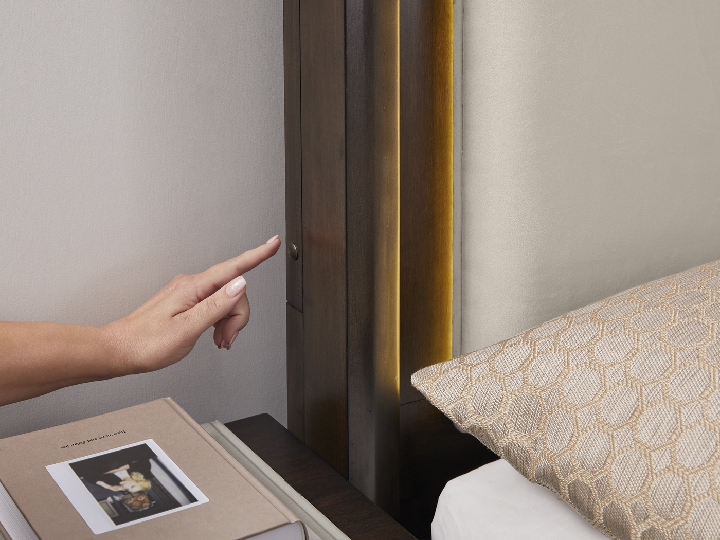 Elko Falls White 5 Pc Queen Upholstered Bedroom - Thumbnail - Image 5