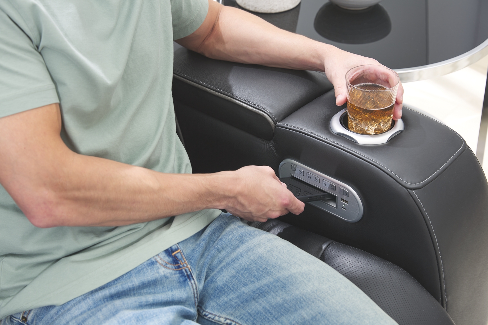 Encore Black Leather 6 Pc Triple Power Reclining Sectional Living Room - Thumbnail - Image 10