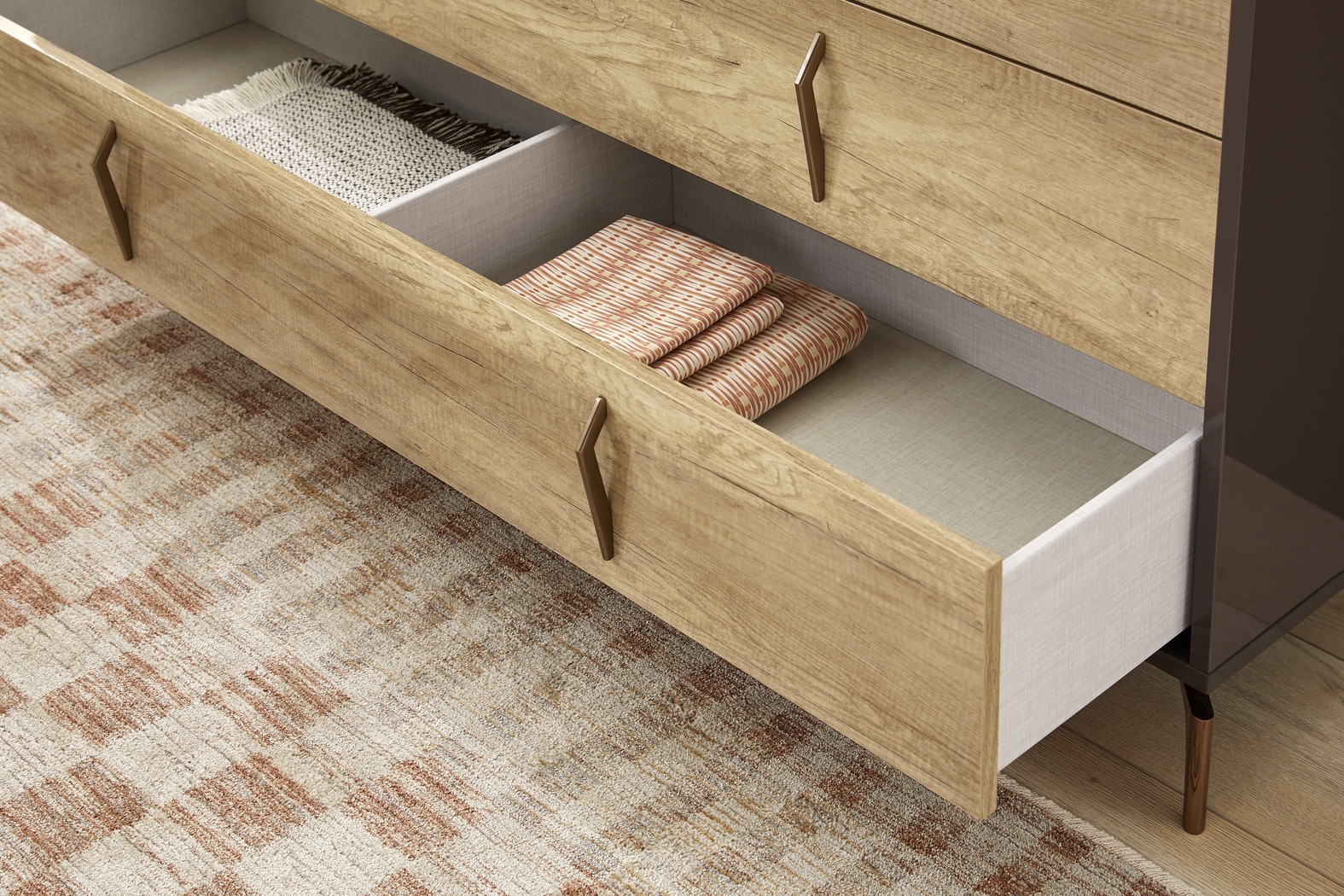 Esmedira Brown 5 Pc Queen Panel Bedroom - Thumbnail - Image 9