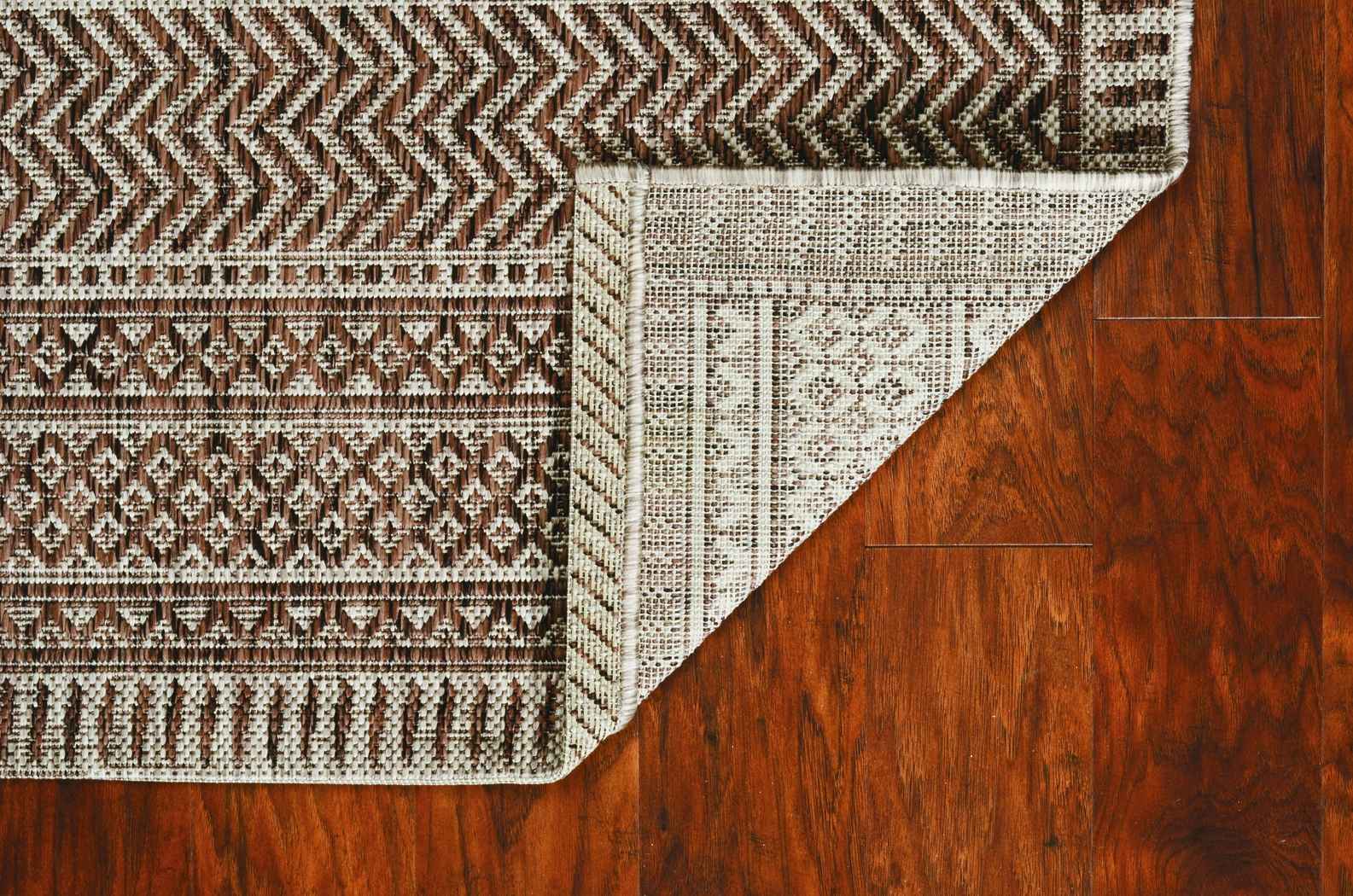 Exsomin Brown 5'3 x 7'7 Indoor/Outdoor Rug - Thumbnail - Image 3