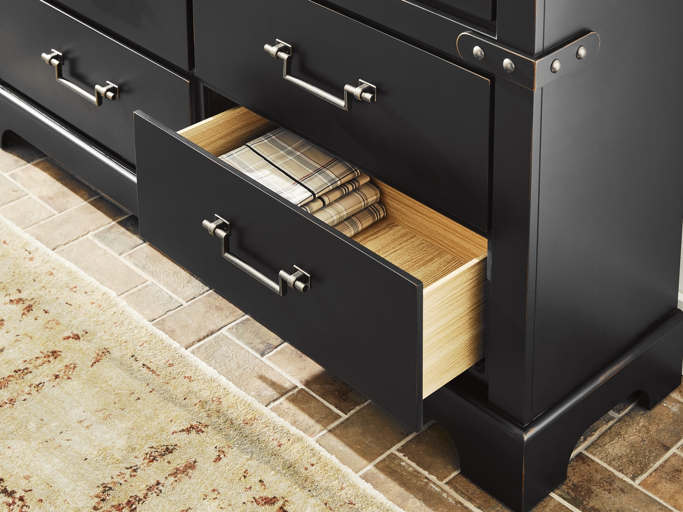 Fairhaven Black 7 Pc King Panel Bedroom - Thumbnail - Image 7