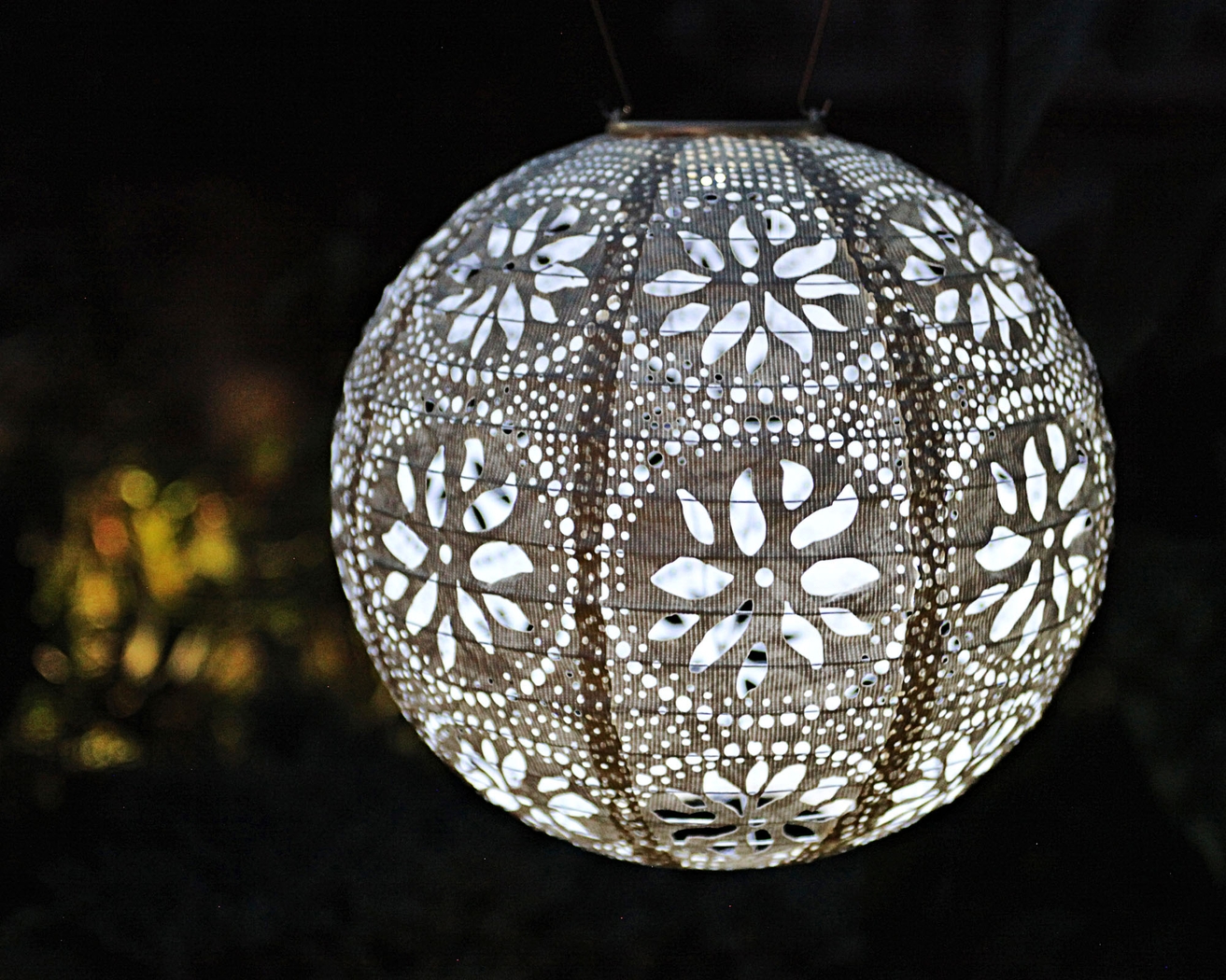 Floral Medallion Pearl Outdoor Solar Lantern - Thumbnail - Image 4