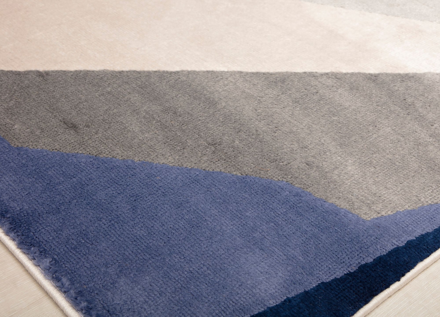 Fodali White/Blue 5' x 7' Rug - Thumbnail - Image 5