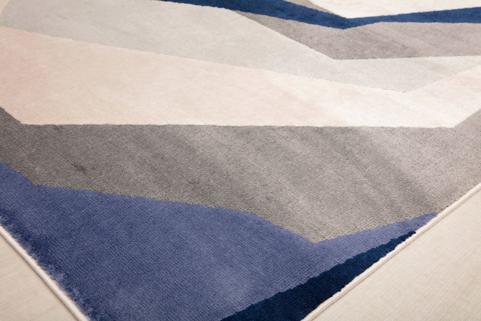 Fodali White/Blue 5' x 7' Rug - Thumbnail - Image 6