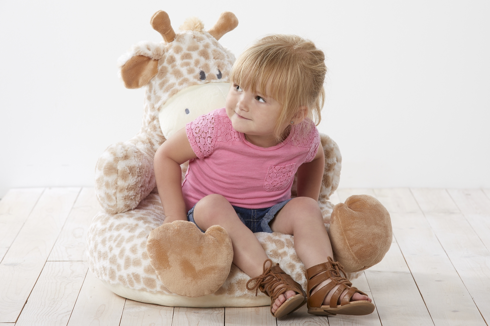 Gabby Giraffe Tan Toddler Chair - Thumbnail - Image 2