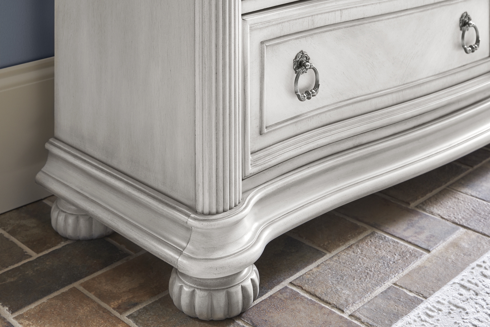 Gallagher Avenue White 5 Pc King Panel Bedroom - Thumbnail - Image 7