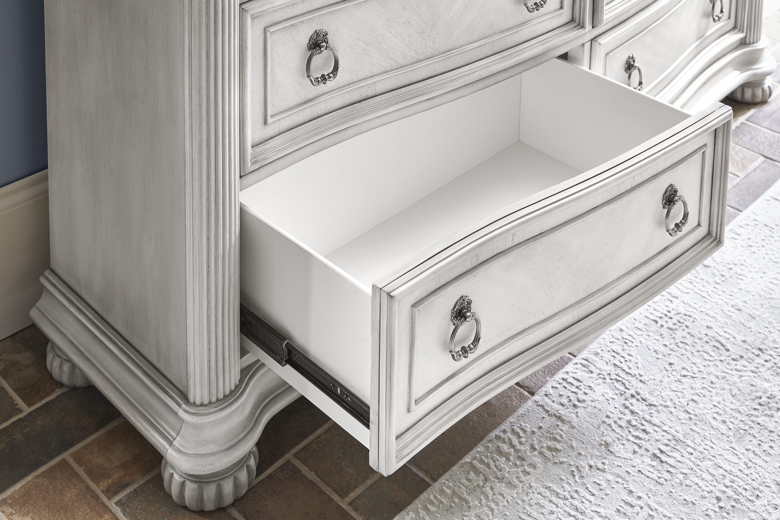 Gallagher Avenue White 5 Pc King Panel Bedroom - Thumbnail - Image 9