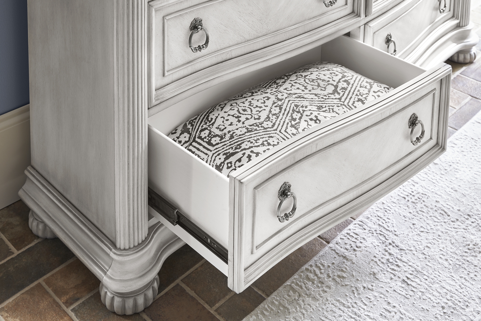 Gallagher Avenue White 5 Pc Queen Panel Bedroom - Thumbnail - Image 8