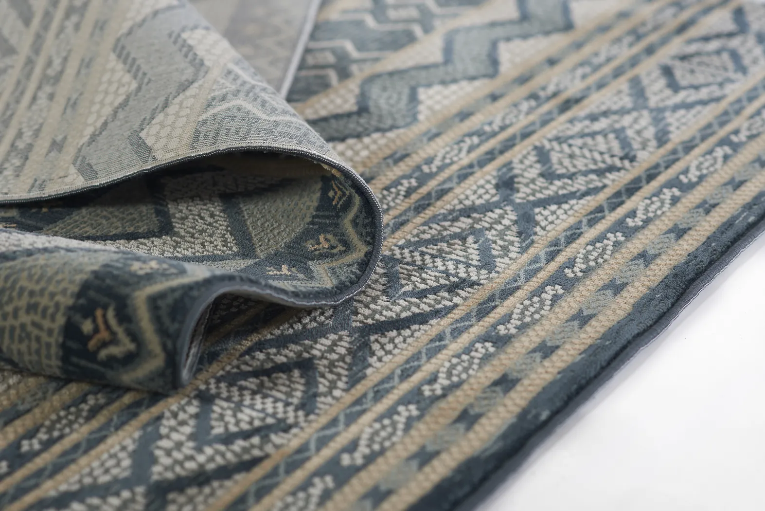 Garreth Navy 5'1 x 7'7 Rug - Thumbnail - Image 7