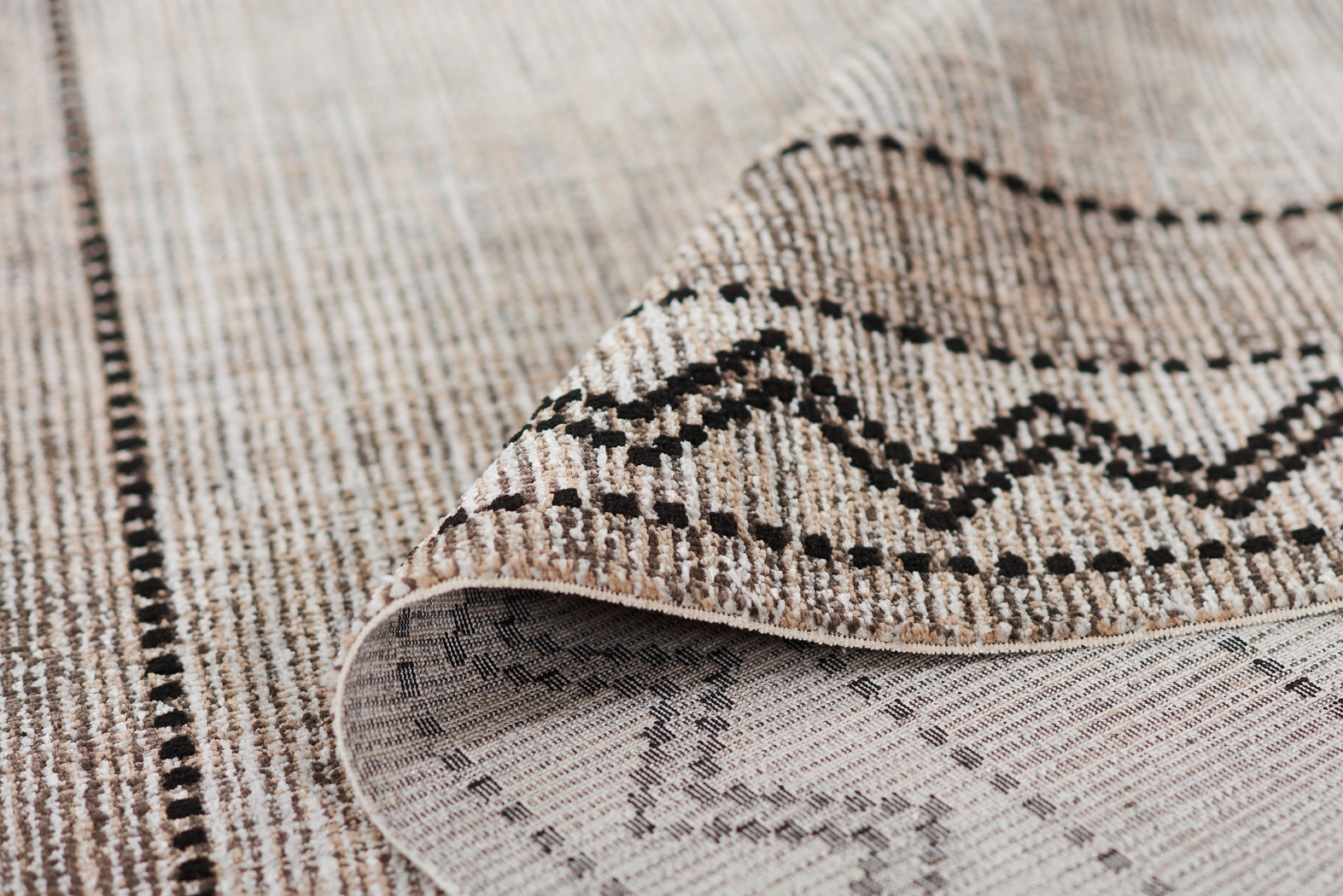 Genny Black 5'3 x 7'6 Rug - Thumbnail - Image 7