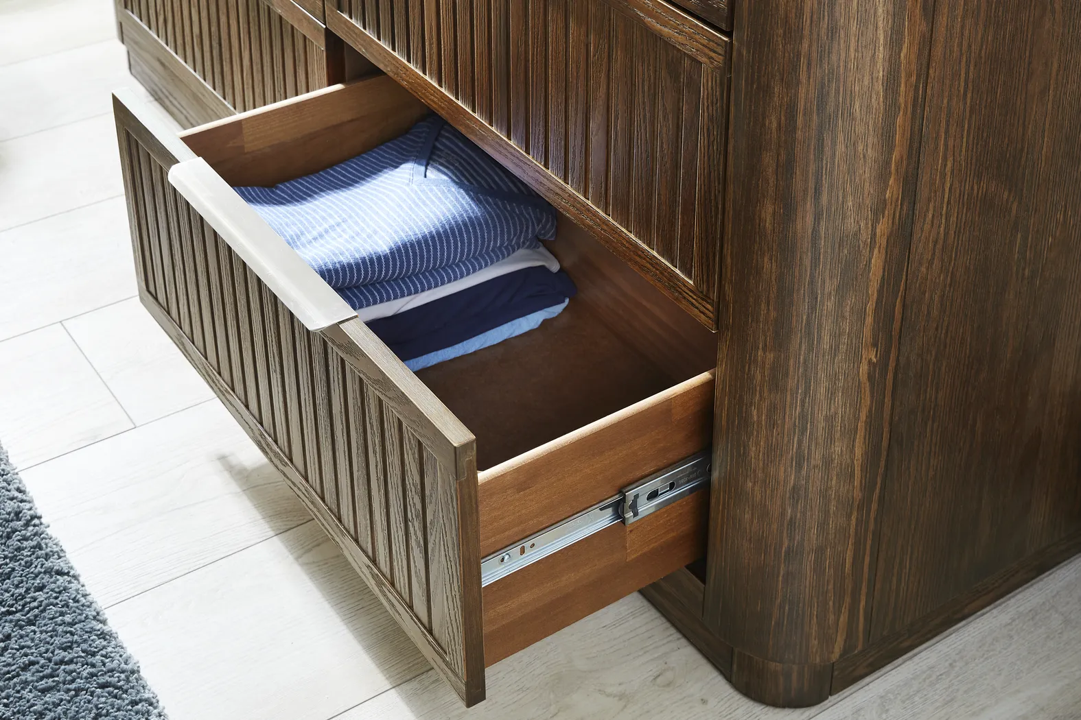 Glenfair Tobacco 5 Pc King Upholstered Bedroom - Thumbnail - Image 7