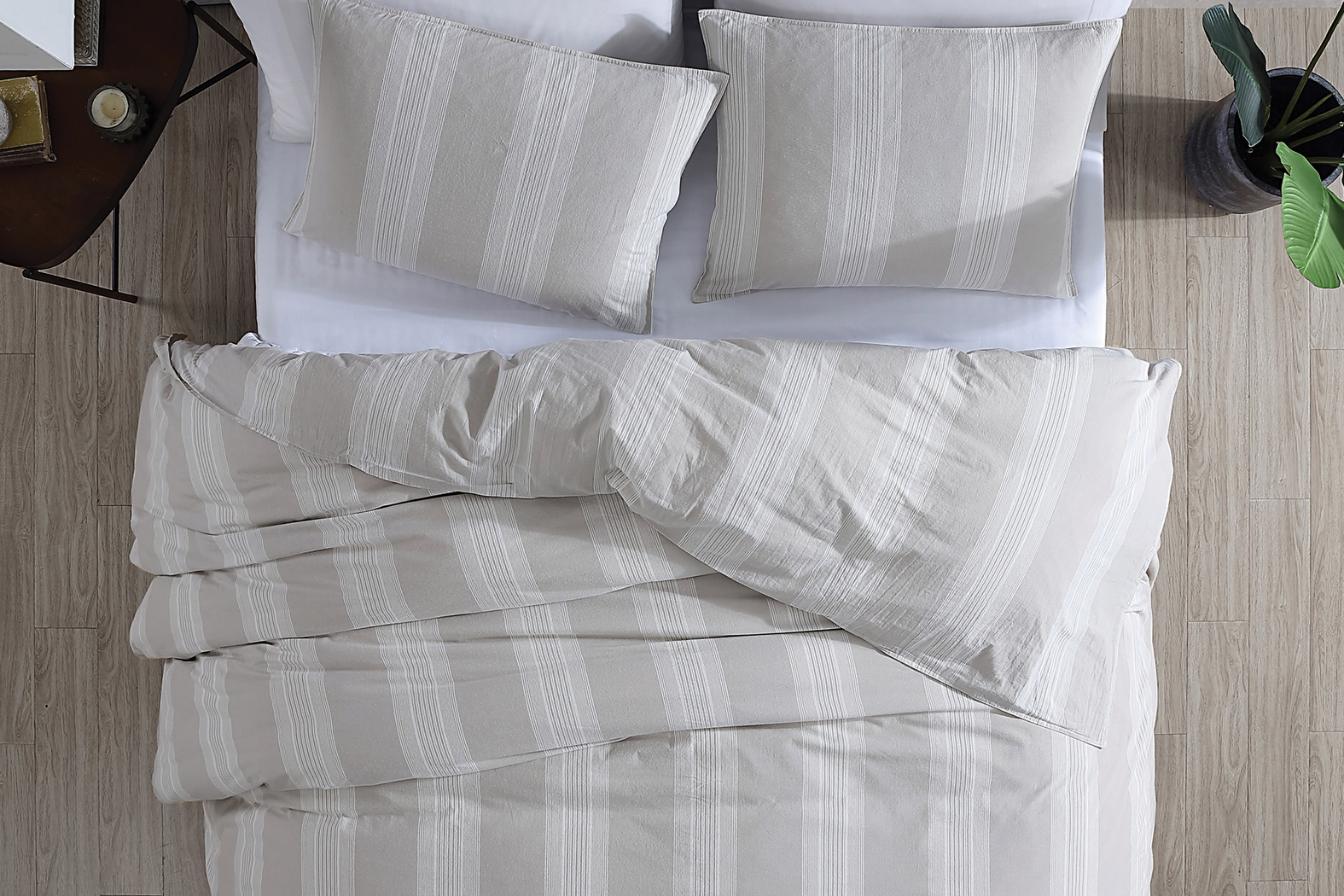 Graegle Gray Ivory 3 Pc King Comforter Set - Thumbnail - Image 2