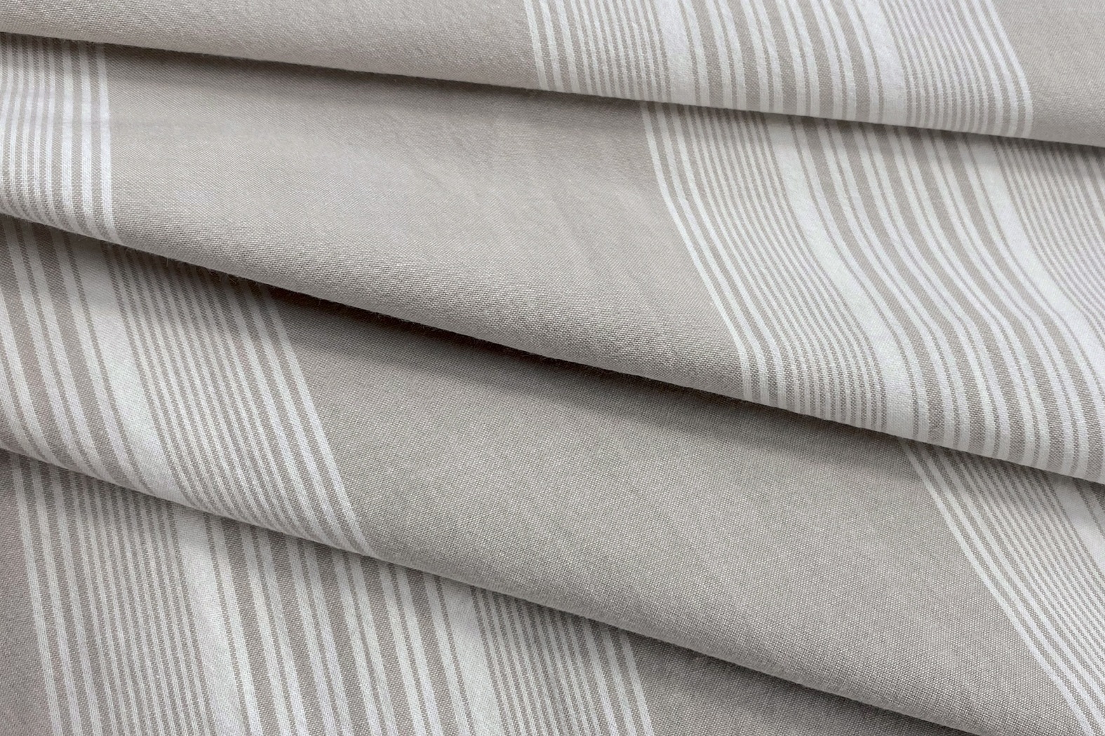 Graegle Gray Ivory 3 Pc Queen Comforter Set - Thumbnail - Image 3