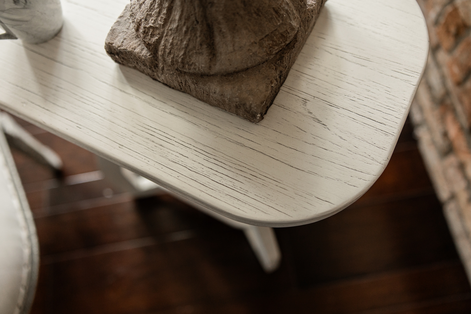 Guoten White Chairside Table - Thumbnail - Image 4