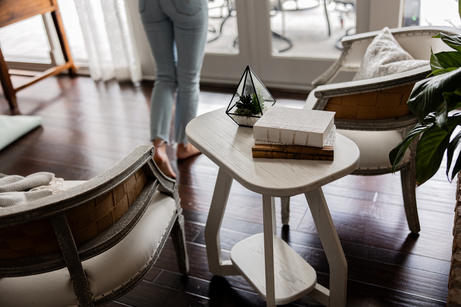Guoten White End Table - Thumbnail - Image 2