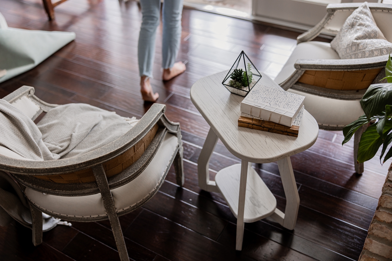 Guoten White End Table - Thumbnail - Image 3