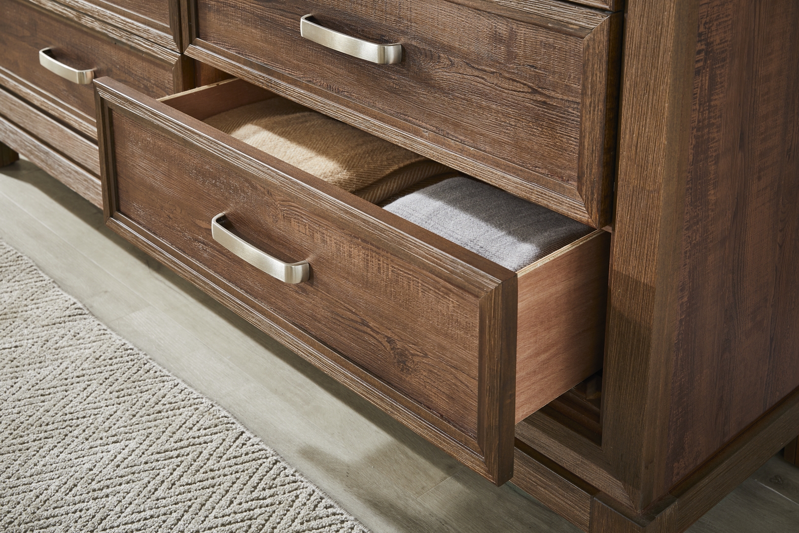 Hartney Mill Brown 5 Pc Queen Bedroom - Thumbnail - Image 8